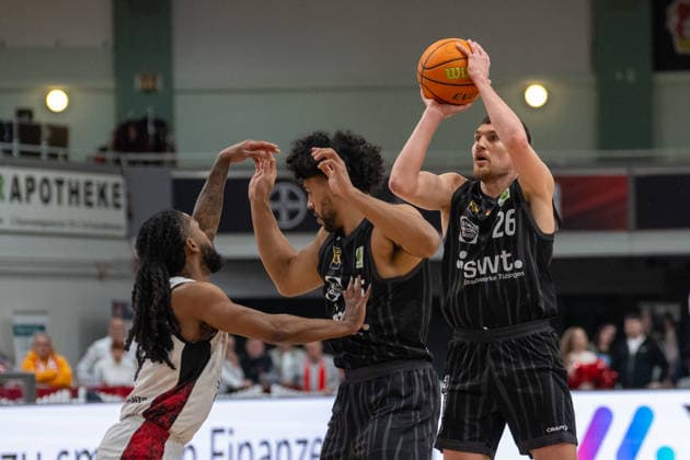 One-on-one fight between Donte Nicholas Bayer Giants Leverkusen, 15 , Patrick Emilien Tigers Tuebingen, 15 and Till Joenke Tigers Tuebingen, 26 Bayer Giants Leverkusen vs Tigers Tuebingen, Basketball, Barmer 2 Basketballbundesliga, 24 Matchday, Season 2025 2026, 21 02 2026 Bayer Giants Leverkusen vs Tigers Tuebingen, Basketball, Barmer 2 Basketballbundesliga, Pro A, 24 Matchday, Season 2025 2026, 21 02 2026 Leverkusen Copyright: xEibner-Pressefoto ThomasxHaeslerx EP_THR