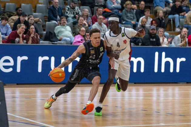 duel between Isaiah Sanders Tigers Tuebingen, 10 and Loek Wur Bayer Giants Leverkusen, 04 Bayer Giants Leverkusen vs Tigers Tuebingen, Basketball, Barmer 2 Basketballbundesliga, 24 Matchday, Season 2025 2026, 21 02 2026 Bayer Giants Leverkusen vs Tigers Tuebingen, Basketball, Barmer 2 Basketballbundesliga, Pro A, 24 Matchday, Season 2025 2026, 21 02 2026 Leverkusen Copyright: xEibner-Pressefoto ThomasxHaeslerx EP_THR