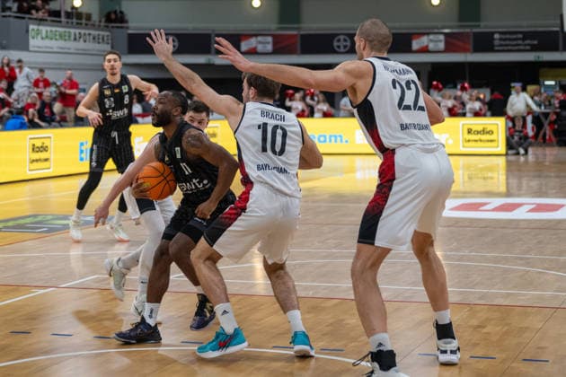 duel between Luca Kahl Bayer Giants Leverkusen, 03 , Jordan Johnson Tigers Tuebingen, 11 and Sebastian Brach Bayer Giants Leverkusen, 10 Bayer Giants Leverkusen vs Tigers Tuebingen, Basketball, Barmer 2 Basketballbundesliga, 24 Matchday, Season 2025 2026, 21 02 2026 Bayer Giants Leverkusen vs Tigers Tuebingen, Basketball, Barmer 2 Basketballbundesliga, Pro A, 24 Matchday, Season 2025 2026, 21 02 2026 Leverkusen Copyright: xEibner-Pressefoto ThomasxHaeslerx EP_THR