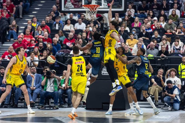 GER, BMW Top Four, Basketball BBL Pokal, Semifinal, ALBA Berlin EWE Baskets Oldenburg 21 02 2026, SAP Garden, Munich, GER, BMW Top Four, Basketball BBL Pokal, Semifinal, ALBA Berlin EWE Baskets Oldenburg James Woodard EWE Baskets Oldenburg 10 , Alex O Connell ALBA Berlin 3 Photo Alexander Trienitz Munich SAP Garden Bayern Germany