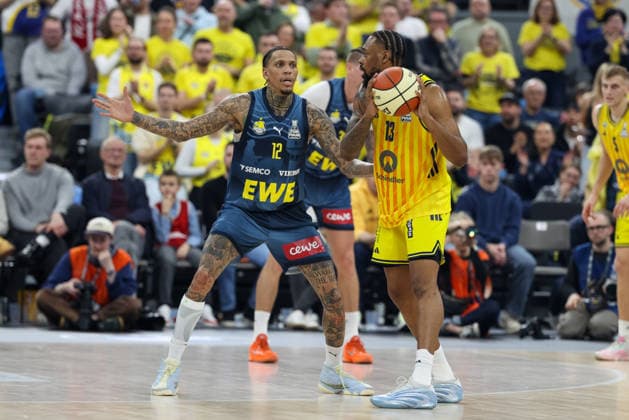 Jwan Roberts Alba Berlin, 13 with Michale Kyser EWE Baskets Oldenburg, 12 , GER, Alba Berlin vs EWE Baskets Oldenburg, Basketball, BBL Cup, BMW TOP FOUR, Semi-finals, 2025 2026 season, 21 02 2026, GER, Alba Berlin vs EWE Baskets Oldenburg, Basketball, BBL Cup, BMW TOP FOUR, Semi-finals, 2025 2026 season, 21 02 2026 Munich Copyright: xEibner-Pressefoto JennixMaulx EP_JML