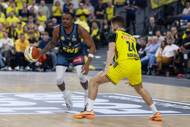 Kyle Lofton EWE Baskets Oldenburg, 00 with Guy Artman Nahmias Alba Berlin, 24 , GER, Alba Berlin vs EWE Baskets Oldenburg, Basketball, BBL Cup, BMW TOP FOUR, Semi-finals, 2025 2026 season, 21 02 2026, GER, Alba Berlin vs EWE Baskets Oldenburg, Basketball, BBL Cup, BMW TOP FOUR, Semi-finals, 2025 2026 season, 21 02 2026 Munich Copyright: xEibner-Pressefoto JennixMaulx EP_JML