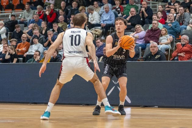 duel between Sebastian Brach Bayer Giants Leverkusen, 10 and Kaya Bayram Tigers Tuebingen, 05 Bayer Giants Leverkusen vs Tigers Tuebingen, Basketball, Barmer 2 Basketballbundesliga, 24 Matchday, Season 2025 2026, 21 02 2026 Bayer Giants Leverkusen vs Tigers Tuebingen, Basketball, Barmer 2 Basketballbundesliga, Pro A, 24 Matchday, Season 2025 2026, 21 02 2026 Leverkusen Copyright: xEibner-Pressefoto ThomasxHaeslerx EP_THR