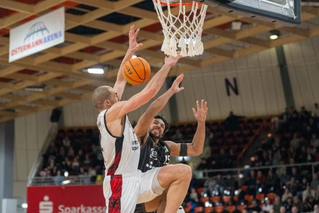 duel between Dennis Heinzmann Bayer Giants Leverkusen, 22 and Patrick Emilien Tigers Tuebingen, 15 Bayer Giants Leverkusen vs Tigers Tuebingen, Basketball, Barmer 2 Basketballbundesliga, 24 Matchday, Season 2025 2026, 21 02 2026 Bayer Giants Leverkusen vs Tigers Tuebingen, Basketball, Barmer 2 Basketballbundesliga, Pro A, 24 Matchday, Season 2025 2026, 21 02 2026 Leverkusen Copyright: xEibner-Pressefoto ThomasxHaeslerx EP_THR