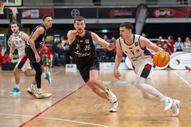 duel between Till Joenke Tigers Tuebingen, 26 and Luca Kahl Bayer Giants Leverkusen, 03 Bayer Giants Leverkusen vs Tigers Tuebingen, Basketball, Barmer 2 Basketballbundesliga, 24 Matchday, Season 2025 2026, 21 02 2026 Bayer Giants Leverkusen vs Tigers Tuebingen, Basketball, Barmer 2 Basketballbundesliga, Pro A, 24 Matchday, Season 2025 2026, 21 02 2026 Leverkusen Copyright: xEibner-Pressefoto ThomasxHaeslerx EP_THR