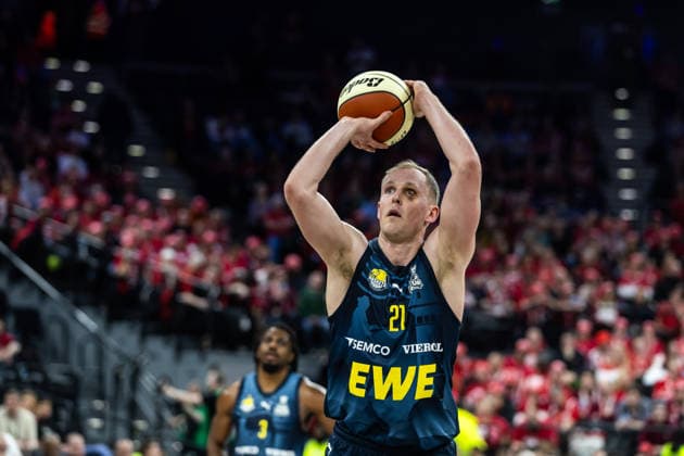 GER, BMW Top Four, Basketball BBL Pokal, semi-final, ALBA Berlin EWE Baskets Oldenburg 21 02 2026, SAP Garden, Munich, GER, BMW Top Four, Basketball BBL Pokal, semi-final, ALBA Berlin EWE Baskets Oldenburg Seth Hinrichs EWE Baskets Oldenburg 21 making a free throw Photo Alexander Trienitz Munich SAP Garden Bayern Germany