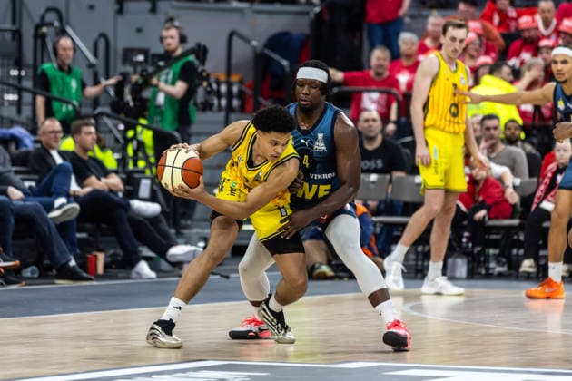 GER, BMW Top Four, Basketball BBL Pokal, Semifinal, ALBA Berlin EWE Baskets Oldenburg 21 02 2026, SAP Garden, Munich, GER, BMW Top Four, Basketball BBL Pokal, Semifinal, ALBA Berlin EWE Baskets Oldenburg Jack Kayil ALBA Berlin 7 , Brian Fobbs EWE Baskets Oldenburg 4 Photo Alexander Trienitz Munich SAP Garden Bayern Germany