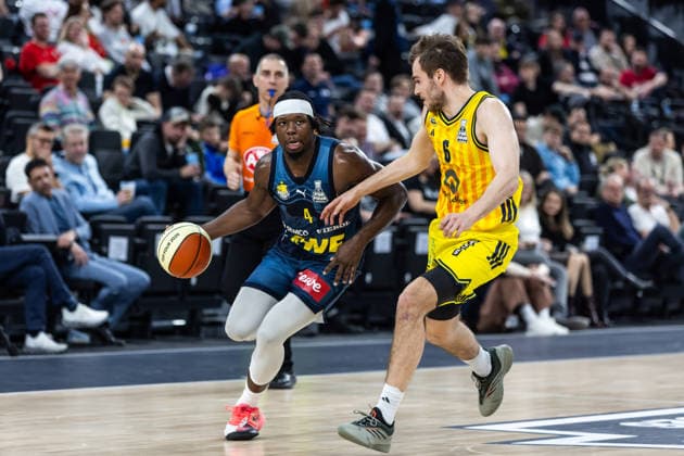 GER, BMW Top Four, Basketball BBL Pokal, semi-final, ALBA Berlin EWE Baskets Oldenburg 21 02 2026, SAP Garden, Munich, GER, BMW Top Four, Basketball BBL Pokal, semi-final, ALBA Berlin EWE Baskets Oldenburg Brian Fobbs EWE Baskets Oldenburg 4 , Malte Delow ALBA Berlin 6 Photo Alexander Trienitz Munich SAP Garden Bayern Germany