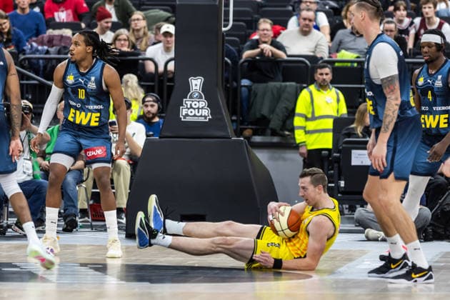 GER, BMW Top Four, Basketball BBL Pokal, semi-final, ALBA Berlin EWE Baskets Oldenburg 21 02 2026, SAP Garden, Munich, GER, BMW Top Four, Basketball BBL Pokal, semi-final, ALBA Berlin EWE Baskets Oldenburg Justin Bean ALBA Berlin 34 on the floor Photo Alexander Trienitz Munich SAP Garden Bayern Germany