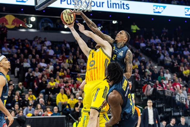 GER, BMW Top Four, Basketball BBL Pokal, semi-final, ALBA Berlin EWE Baskets Oldenburg 21 02 2026, SAP Garden, Munich, GER, BMW Top Four, Basketball BBL Pokal, semi-final, ALBA Berlin EWE Baskets Oldenburg Malte Delow ALBA Berlin 6 , Michale Kyser EWE Baskets Oldenburg 12 Photo Alexander Trienitz Munich SAP Garden Bayern Germany