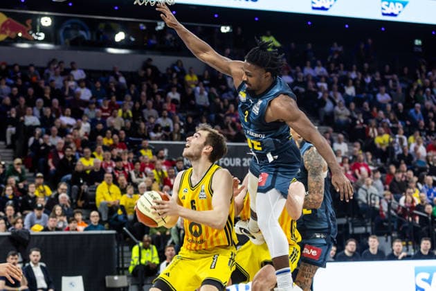 GER, BMW Top Four, Basketball BBL Pokal, semi-final, ALBA Berlin EWE Baskets Oldenburg 21 02 2026, SAP Garden, Munich, GER, BMW Top Four, Basketball BBL Pokal, semi-final, ALBA Berlin EWE Baskets Oldenburg Malte Delow ALBA Berlin 6 , Christopher Clemons EWE Baskets Oldenburg 3 Photo Alexander Trienitz Munich SAP Garden Bayern Germany
