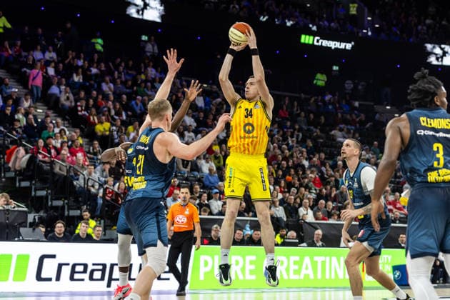 GER, BMW Top Four, Basketball BBL Pokal, semi-final, ALBA Berlin EWE Baskets Oldenburg 21 02 2026, SAP Garden, Munich, GER, BMW Top Four, Basketball BBL Pokal, semi-final, ALBA Berlin EWE Baskets Oldenburg Justin Bean ALBA Berlin 34 , Seth Hinrichs EWE Baskets Oldenburg 21 Photo Alexander Trienitz Munich SAP Garden Bayern Germany