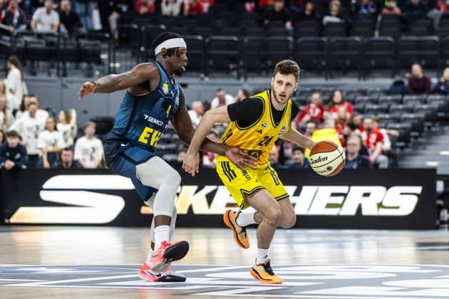 GER, BMW Top Four, Basketball BBL Pokal, semi-final, ALBA Berlin EWE Baskets Oldenburg 21 02 2026, SAP Garden, Munich, GER, BMW Top Four, Basketball BBL Pokal, semi-final, ALBA Berlin EWE Baskets Oldenburg Guy Artman Nahmias ALBA Berlin 24 , Brian Fobbs EWE Baskets Oldenburg 4 Photo Alexander Trienitz Munich SAP Garden Bayern Germany