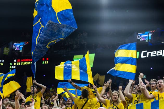 GER, BMW Top Four, Basketball BBL Pokal, semi-final, ALBA Berlin EWE Baskets Oldenburg 21 02 2026, SAP Garden, Munich, GER, BMW Top Four, Basketball BBL Pokal, semi-final, ALBA Berlin EWE Baskets Oldenburg Fans of ALBA Berlin Photo Alexander Trienitz Munich SAP Garden Bayern Germany