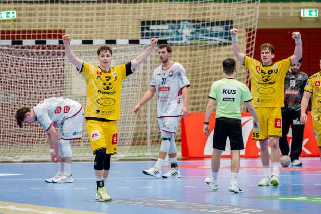 Krefeld, 21 02 2026, Handball, Gentlemen, 2 Bundesliga, 20 Matchday, 2025 2026 HSG Krefeld Lower Rhine TV 05 07 Hüttenberg Marvin Kix HSG Krefeld Lower Rhine, 7, left and Niklas Ingenpaß HSG Krefeld Lower Rhine, 55, right cheer above the Home victory Krefeld Glockenspitzhalle NRW Germany