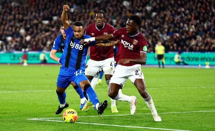 Eli Junior Kroupi of AFC Bournemouth and Soungoutou Magassa of West Ham United. West Ham United v AFC Bournemouth, Premier League, Football, London Stadium, London, UK - 21 Feb 2026London London Stadium United Kingdom EDITORIAL USE ONLY No use with unauthorised audio, video, data, fixture lists, club league logos or live services. Online in-match use limited to 120 images, no video emulation. No use in betting, games or single club league player publications. Copyright: xJamesxMarsh Shutterstockx 16681538ce