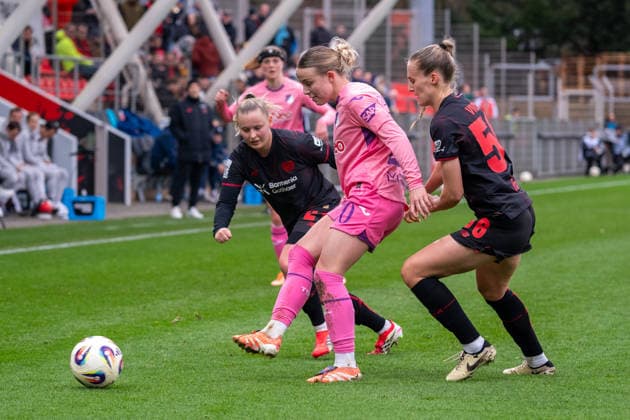 Duel between Vanessa Fudalla Bayer 04 Leverkusen, 21 , Laura Gloning TSG Hoffenheim, 20 and Juliette Vidal Bayer 04 Leverkusen, 56 Bayer 04 Leverkusen vs TSG 1899 Hoffenheim, Football, Womens Bundesliga, Matchday 19, Season 2025 2026, 22 02 2026 DFL DFB Regulations prohibit any use of Photographs as image sequences and or Quasivideo Bayer 04 Leverkusen vs TSG 1899 Hoffenheim , Football, Womens Bundesliga, Matchday 19, Season 2025 2026, 22 02 2026 Leverkusen Copyright: xEibner-Pressefoto ThomasxHaeslerx EP_THR