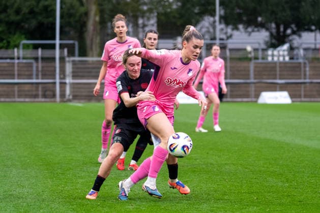Duel between Sofie Zdebel Bayer 04 Leverkusen, 16 and Selina Cerci TSG Hoffenheim, 29 Bayer 04 Leverkusen vs TSG 1899 Hoffenheim, Football, Womens Bundesliga, Matchday 19, Season 2025 2026, 22 02 2026 DFL DFB Regulations prohibit any use of Photographs as image sequences and or Quasivideo Bayer 04 Leverkusen vs TSG 1899 Hoffenheim , Football, Womens Bundesliga, Matchday 19, Season 2025 2026, 22 02 2026 Leverkusen Copyright: xEibner-Pressefoto ThomasxHaeslerx EP_THR