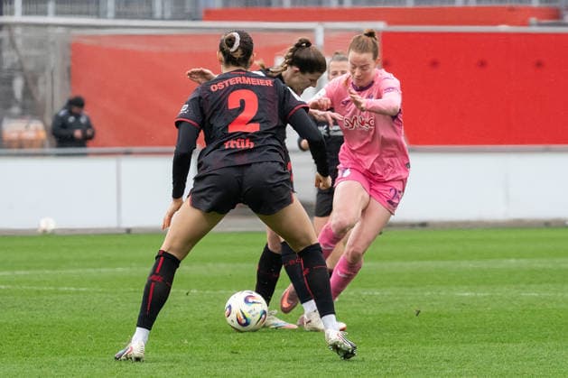 Duel between Lilla Turanyi Bayer 04 Leverkusen, 24 and Nikee van Dijk TSG Hoffenheim, 25 Bayer 04 Leverkusen vs TSG 1899 Hoffenheim, Football, Womens Bundesliga, Matchday 19, Season 2025 2026, 22 02 2026 DFL DFB Regulations prohibit any use of Photographs as image sequences and or Quasivideo Bayer 04 Leverkusen vs TSG 1899 Hoffenheim , Football, Womens Bundesliga, Matchday 19, Season 2025 2026, 22 02 2026 Leverkusen Copyright: xEibner-Pressefoto ThomasxHaeslerx EP_THR
