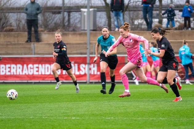 Duel between Nikee van Dijk TSG Hoffenheim, 25 and Katharina Piljic Bayer 04 Leverkusen, 06 Bayer 04 Leverkusen vs TSG 1899 Hoffenheim, Football, Womens Bundesliga, Matchday 19, Season 2025 2026, 22 02 2026 DFL DFB Regulations prohibit any use of Photographs as image sequences and or Quasivideo Bayer 04 Leverkusen vs TSG 1899 Hoffenheim , Football, Womens Bundesliga, Matchday 19, Season 2025 2026, 22 02 2026 Leverkusen Copyright: xEibner-Pressefoto ThomasxHaeslerx EP_THR