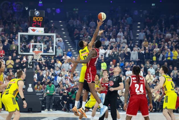 Tip Off, Norris Agbakoko Alba Berlin, 17 with Ejiofor Onu BMA365 Bamberg Baskets, 35 , GER, BMA365 Bamberg Baskets vs Alba Berlin, Basketball, BBL Pokal, BMW TOP FOUR, Final, Season 2025 2026, 22 02 2026, GER, BMA365 Bamberg Baskets vs Alba Berlin, Basketball, BBL Pokal, BMW TOP FOUR, Final, Season 2025 2026, 22 02 2026 Muenchen Copyright: xEibner-Pressefoto JennixMaulx EP_JML