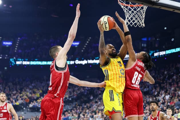 Jwan Roberts Alba Berlin, 13 with Austin Crowley BMA365 Bamberg Baskets, 85 and Daniel Keppeler BMA365 Bamberg Baskets, 31 , GER, BMA365 Bamberg Baskets vs Alba Berlin, Basketball, BBL Pokal, BMW TOP FOUR, Final, Season 2025 2026, 22 02 2026, GER, BMA365 Bamberg Baskets vs Alba Berlin, Basketball, BBL Pokal, BMW TOP FOUR, Final, Season 2025 2026, 22 02 2026 Muenchen Copyright: xEibner-Pressefoto JennixMaulx EP_JML