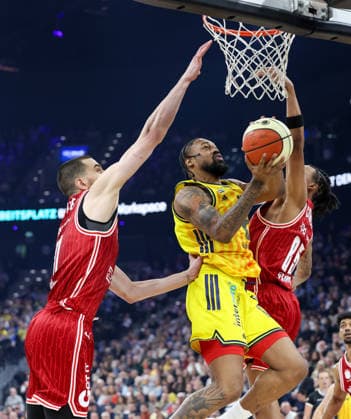 Jwan Roberts Alba Berlin, 13 with Austin Crowley BMA365 Bamberg Baskets, 85 and Daniel Keppeler BMA365 Bamberg Baskets, 31 , GER, BMA365 Bamberg Baskets vs Alba Berlin, Basketball, BBL Pokal, BMW TOP FOUR, Final, Season 2025 2026, 22 02 2026, GER, BMA365 Bamberg Baskets vs Alba Berlin, Basketball, BBL Pokal, BMW TOP FOUR, Final, Season 2025 2026, 22 02 2026 Muenchen Copyright: xEibner-Pressefoto JennixMaulx EP_JML