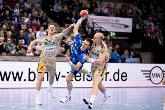 Simone Mengon, TVB Stuttgart, 15 , at the circle, against Marian Michalczik, TSV Hannover Burgdorf, 22 , TVB Stuttgart vs TSV Hannover Burgdorf, DAIKIN Handballbundesliga, Matchday 22, Season 2025 2026, 22 02 2026 Eibner Pressefoto Andreas Ulmer TVB Stuttgart vs TSV Hannover Burgdorf, DAIKIN Handballbundesliga, Matchday 22, Season 2025 2026, 22 02 2026 Stuttgart Copyright: xEibner-Pressefoto AndreasxUlmerx EP_AUR