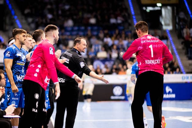 Misha Kaufmann, TVB Stuttgart, Coach Coach , congratulates Mateusz Kornecki, TVB Stuttgart, 01, Goalkeeper TVB Stuttgart vs TSV Hannover Burgdorf, DAIKIN Handballbundesliga, 22 Matchday, Season 2025 2026, 22 02 2026 Eibner Pressefoto Andreas Ulmer TVB Stuttgart vs TSV Hannover Burgdorf, DAIKIN Handballbundesliga, 22 Matchday, Season 2025 2026, 22 02 2026 Stuttgart Copyright: xEibner-Pressefoto AndreasxUlmerx EP_AUR
