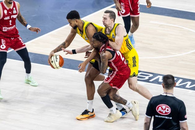 GER, BMW Top Four, Basketball BBL Pokal, Final, BMA365 Bamberg Baskets ALBA Berlin 22 02 2026, SAP Garden, Munich, GER, BMW Top Four, Basketball BBL Pokal, Final, BMA365 Bamberg Baskets ALBA Berlin Norris Agbakoko ALBA Berlin 17 , Justin Bean ALBA Berlin 34 , Cobe Williams BMA365 Bamberg Baskets, 24 Photo Alexander Trienitz Munich SAP Garden Bayern Germany