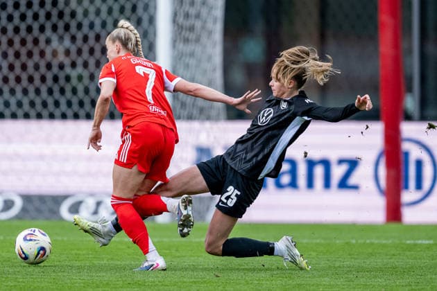 Fight for the ball duel between Vivien Endemann VFL Wolfsburg Women, 25 and Giulia Gwinn FC Bayern Muenchen Women, 07 GER, FC Bayern Muenchen Women vs VfL Wolfsburg, Football, Google Pixel Women Bundesliga, Matchday 19, Season 2025 2026, 22 02 2026 DFL DFB REGULATIONS PROHIBIT ANY USE OF PHOTOGRAPHS as IMAGE SEQUENCES and or QUASI VIDEO GER, FC Bayern Muenchen Frauen vs VfL Wolfsburg, Football, Google Pixel Frauen Bundesliga, 19 Spieltag, Saison 2025 2026, 22 02 2026 Muenchen Copyright: xEibner-Pressefoto HeikexFeinerx EP_HFR