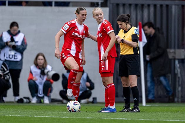 Klara Buehl FC Bayern Muenchen Frauen, 17 and Pernille Harder FC Bayern Muenchen Frauen, 21 confer before a free kick GER, FC Bayern Muenchen Frauen vs VfL Wolfsburg, Football, Google Pixel Womens Bundesliga, Matchday 19, Season 2025 2026, 22 02 2026 DFL DFB REGULATIONS PROHIBIT ANY USE OF PHOTOGRAPHS as IMAGE SEQUENCES and or QUASI VIDEO GER, FC Bayern Muenchen Frauen vs VfL Wolfsburg, Football, Google Pixel Frauen Bundesliga, 19 Spieltag, Saison 2025 2026, 22 02 2026 Muenchen Copyright: xEibner-Pressefoto HeikexFeinerx EP_HFR