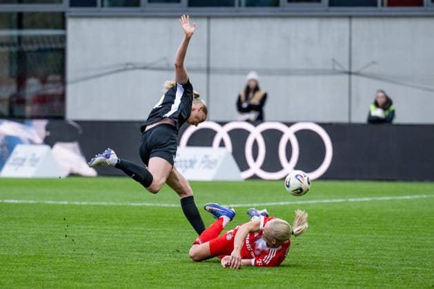 Fight for the ball duel between Pernille Harder FC Bayern Muenchen Frauen, 21 and Camilla Kuever VFL Wolfsburg Frauen, 16 GER, FC Bayern Muenchen Frauen vs VfL Wolfsburg, Football, Google Pixel Frauen Bundesliga, 19 Matchday, Season 2025 2026, 22 02 2026 DFL DFB REGULATIONS PROHIBIT ANY USE OF PHOTOGRAPHS as IMAGE SEQUENCES and or QUASI VIDEO GER, FC Bayern Muenchen Frauen vs VfL Wolfsburg, Football, Google Pixel Frauen Bundesliga, 19 Spieltag, Saison 2025 2026, 22 02 2026 Muenchen Copyright: xEibner-Pressefoto HeikexFeinerx EP_HFR