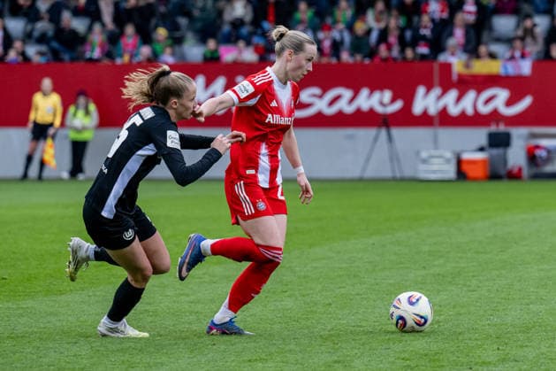 Vivien Endemann VFL Wolfsburg Women, 25 pursued Franziska Kett FC Bayern Muenchen Women, 20 GER, FC Bayern Muenchen Women vs VfL Wolfsburg, Soccer, Google Pixel Women Bundesliga, 19 Matchday, Season 2025 2026, 22 02 2026 DFL DFB REGULATIONS PROHIBIT ANY USE OF PHOTOGRAPHS as IMAGE SEQUENCES and or QUASI VIDEO GER, FC Bayern Muenchen Frauen vs VfL Wolfsburg, Football, Google Pixel Frauen Bundesliga, 19 Spieltag, Saison 2025 2026, 22 02 2026 Muenchen Copyright: xEibner-Pressefoto HeikexFeinerx EP_HFR