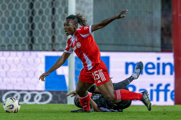 Battle for the ball duel between Bernadette Amani FC Bayern Muenchen Frauen, 15 and Lineth Beerensteyn VFL Wolfsburg Frauen, 9 GER, FC Bayern Muenchen Frauen vs VfL Wolfsburg, Football, Google Pixel Frauen Bundesliga, 19 Matchday, Season 2025 2026, 22 02 2026 DFL DFB REGULATIONS PROHIBIT ANY USE OF PHOTOGRAPHS as IMAGE SEQUENCES and or QUASI VIDEO GER, FC Bayern Muenchen Frauen vs VfL Wolfsburg, Football, Google Pixel Frauen Bundesliga, 19 Spieltag, Saison 2025 2026, 22 02 2026 Muenchen Copyright: xEibner-Pressefoto HeikexFeinerx EP_HFR
