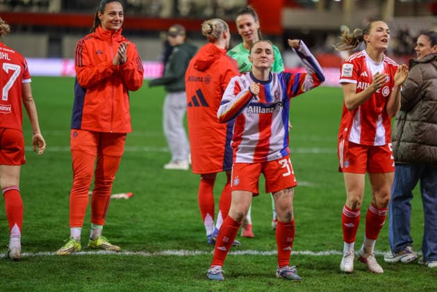 GER, Munich, FC Bayern Munich vs Vfl Wolfsburg, Google Pixel Women Bundesliga, Football, DFB, Season 2025 2026, FC Bayern Campus, 19 Matchday in picture FC Bayern Munich Women wins 4 1 by goals against Vfl Wolfsburg and celebrates the victory with the fans, Cheers, joy and emotions, Georgia Stanway Bayern Munich Women 31 DFB DFL REGULATIONS PROHIBIT ANY USE OF PHOTOGRAPHS AS IMAGE SEQUENCES AND OR QUASI VIDEO, 22 02 2026 Copyright: HMBxMedia HendrikxHamelau