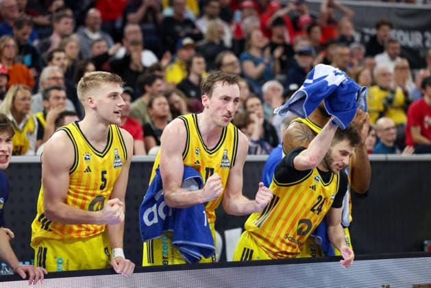 cheering players on the bench of Alba Berlin, Sam Griesel Alba Berlin, 05 with Moses Wood Alba Berlin, 11 and Guy Artman Nahmias Alba Berlin, 24 , GER, BMA365 Bamberg Baskets vs Alba Berlin, Basketball, BBL Pokal, BMW TOP FOUR, Final, Season 2025 2026, 22 02 2026, GER, BMA365 Bamberg Baskets vs Alba Berlin, Basketball, BBL Pokal, BMW TOP FOUR, Final, Season 2025 2026, 22 02 2026 Muenchen Copyright: xEibner-Pressefoto JennixMaulx EP_JML