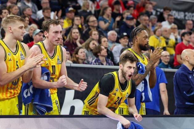 cheering players on the bench of Alba Berlin, Sam Griesel Alba Berlin, 05 with Moses Wood Alba Berlin, 11 and Guy Artman Nahmias Alba Berlin, 24 and Jwan Roberts Alba Berlin, 13 , GER, BMA365 Bamberg Baskets vs Alba Berlin, Basketball, BBL Cup, BMW TOP FOUR, Final, Season 2025 2026, 22 02 2026, GER, BMA365 Bamberg Baskets vs Alba Berlin, Basketball, BBL Cup, BMW TOP FOUR, Final, Season 2025 2026, 22 02 2026 Muenchen Copyright: xEibner-Pressefoto JennixMaulx EP_JML