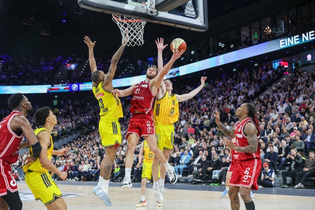 Moritz Krimmer BMA365 Bamberg Baskets, 27 at the basket with Jwan Roberts Alba Berlin, 13 and Moses Wood Alba Berlin, 11 , with Cobe Williams BMA365 Bamberg Baskets, 24 , GER, BMA365 Bamberg Baskets vs Alba Berlin, Basketball, BBL Cup, BMW TOP FOUR, Final, Season 2025 2026, 22 02 2026, GER, BMA365 Bamberg Baskets vs Alba Berlin, Basketball, BBL Cup, BMW TOP FOUR, Final, Season 2025 2026, 22 02 2026 Muenchen Copyright: xEibner-Pressefoto JennixMaulx EP_JML