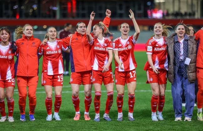 GER, Munich, FC Bayern Munich vs Vfl Wolfsburg, Google Pixel Womens Bundesliga, Football, DFB, Season 2025 2026, FC Bayern Campus, 19 Matchday in picture FC Bayern Munich Women wins 4 1 by goals against Vfl Wolfsburg and celebrates the victory with the fans, Cheers, joy and emotions, Giulia Gwinn Bayern Munich Women 7 , Klara Bühl Bayern Munich Women 17 DFB DFL REGULATIONS PROHIBIT ANY USE OF PHOTOGRAPHS AS IMAGE SEQUENCES AND OR QUASI VIDEO, 22 02 2026 Copyright: HMBxMedia HendrikxHamelau