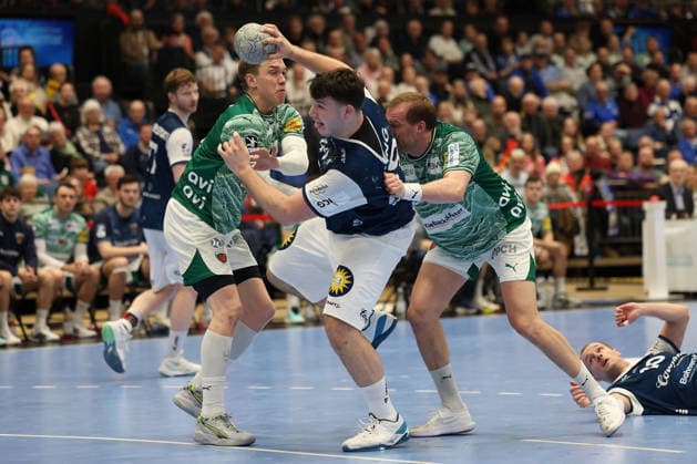 GER, 1 DAIKIN HBL, Bergischer HC vs Fuechse Berlin 22 02 2026, Mitsubishi Electric HALLE, Duesseldorf, GER, 1 DAIKIN HBL, Bergischer HC vs Fuechse Berlin , in the picture Aron Seesing BHC 49 , in a duel against Max Darj Fuechse Berlin 5 , nordphotoxGmBHx xMeuter nph00351