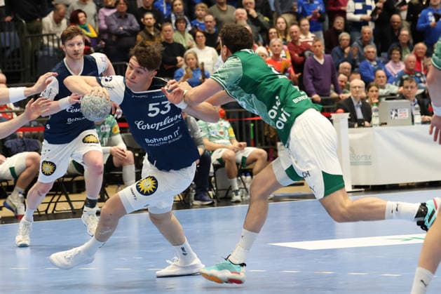 GER, 1 DAIKIN HBL, Bergischer HC vs Fuechse Berlin 22 02 2026, Mitsubishi Electric HALLE, Duesseldorf, GER, 1 DAIKIN HBL, Bergischer HC vs Fuechse Berlin , in the picture Soeren Steinhaus BHC 53 , in a duel against Lukas Herburger Fuechse Berlin 29 , nordphotoxGmBHx xMeuter nph00351