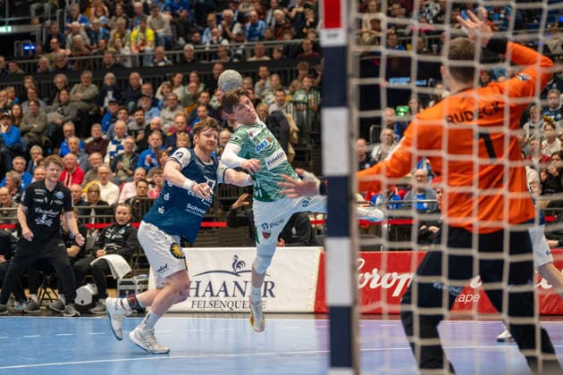 Duel between Johannes Wasielewski Bergischer HC 06, 77 and Nils Lichtlein Fuechse Berlin, 17 Bergischer HC 06 vs Fuechse Berlin, Handball, DAIKIN Handballbundesliga, 22 Matchday, Season 2025 2026, 22 02 2026 Bergischer HC 06 vs Fuechse Berlin, Handball, DAIKIN Handballbundesliga, 22 Matchday, Season 2025 2026, 22 02 2026 Duesseldorf Copyright: xEibner-Pressefoto ThomasxHaeslerx EP_THR