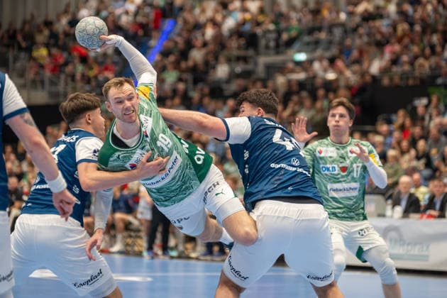 Mathias Gidsel Fuechse Berlin, 19 lies across in the air during the throw Bergischer HC 06 vs Fuechse Berlin, Handball, DAIKIN Handballbundesliga, 22 Matchday, Season 2025 2026, 22 02 2026 Bergischer HC 06 vs Fuechse Berlin, Handball, DAIKIN Handballbundesliga, 22 Matchday, Season 2025 2026, 22 02 2026 Duesseldorf Copyright: xEibner-Pressefoto ThomasxHaeslerx EP_THR