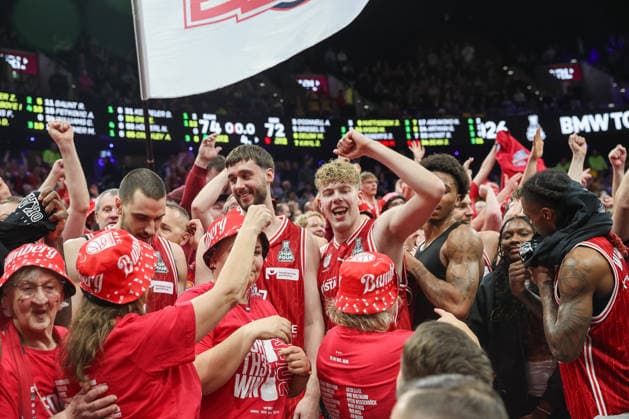 Bamberg Baskets players celebrate the cup victory with their fans in the fan block, Emotions, Joy, GER, BMA365 Bamberg Baskets vs Alba Berlin, Basketball, BBL Pokal, BMW TOP FOUR, Final, Season 2025 2026, 22 02 2026, GER, BMA365 Bamberg Baskets vs Alba Berlin, Basketball, BBL Pokal, BMW TOP FOUR, Final, Season 2025 2026, 22 02 2026 Muenchen Copyright: xEibner-Pressefoto JennixMaulx EP_JML