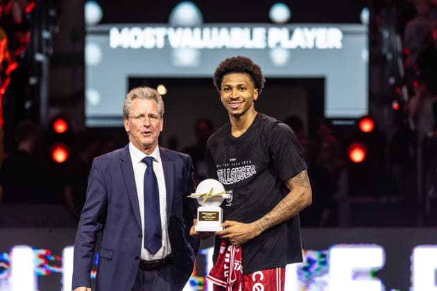 GER, BMW Top Four, Basketball BBL Pokal, Final, BMA365 Bamberg Baskets ALBA Berlin 22 02 2026, SAP Garden, Munich, GER, BMW Top Four, Basketball BBL Pokal, Final, BMA365 Bamberg Baskets ALBA Berlin Dr Stefan Holz, Managing Director of the BBL with MVP Demarcus Demonia BMA365 Bamberg Baskets, 8 Photo Alexander Trienitz Munich SAP Garden Bayern Germany