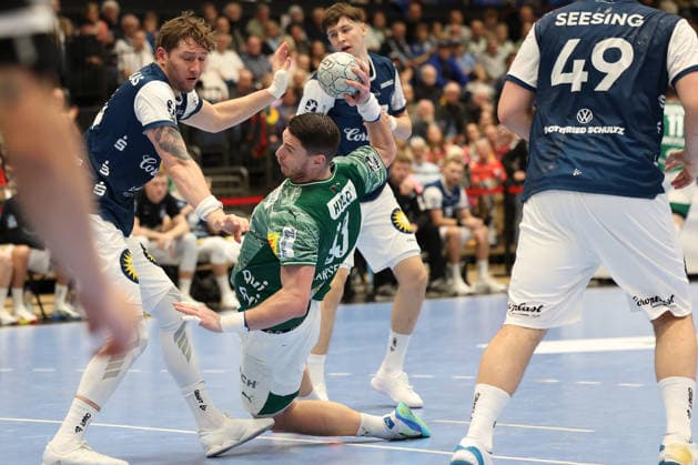 GER, 1 DAIKIN HBL, Bergischer HC vs Fuechse Berlin 22 02 2026, Mitsubishi Electric HALLE, Duesseldorf, GER, 1 DAIKIN HBL, Bergischer HC vs Fuechse Berlin , pictured Mijajlo Marsenić Fuechse Berlin 93 , in a duel against Gerdas Barbarskas BHC 14 , nordphotoxGmBHx xMeuter nph00351
