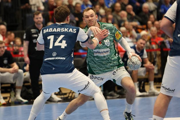 GER, 1 DAIKIN HBL, Bergischer HC vs Fuechse Berlin 22 02 2026, Mitsubishi Electric HALLE, Duesseldorf, GER, 1 DAIKIN HBL, Bergischer HC vs Fuechse Berlin , in the picture Mathias Gidsel Fuechse Berlin 19 , in a duel against Gerdas Barbarskas BHC 14 , nordphotoxGmBHx xMeuter nph00351