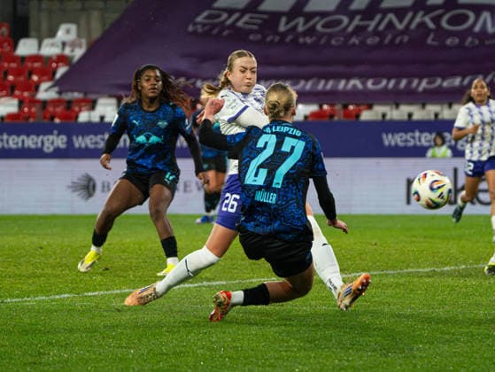 Lany Mia Baecker SGS Essen, 26 in duel against Marlene Mueller RB Leipzig Women, 27 SGS Essen vs RB Leipzig, Football, Womens Bundesliga, Google Pixel Womens Bundesliga, Matchday 19, Season 2025 2026, 22 02 2026 DFB REGULATES PROHIBIT ANY USE OF PHOTOGRAPHS AS IMAGE SEQUENCES AND OR QUASI VIDEO, SGS Essen vs RB Leipzig, Football, Womens Bundesliga, Google Pixel Womens Bundesliga, Matchday 19, Season 2025 2026, 22 02 2026 Essen Copyright: xEibner-Pressefoto DamianxKruczynx EP_DKI