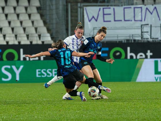 Gina Chmielinski RB Leipzig Frauen, 10 graetscht in Ramona Maier SGS Essen, 09 rein SGS Essen vs RB Leipzig, Fußball, Frauen Bundesliga, Google Pixel Frauen Bundesliga, 19 Spieltag, Saison 2025 2026, 22 02 2026 DFB REGULATES PROHIBIT ANY USE OF PHOTOGRAPHS AS IMAGE SEQUENCES AND OR QUASI VIDEO, SGS Essen vs RB Leipzig, Football, Womens Bundesliga, Google Pixel Womens Bundesliga, Matchday 19, Season 2025 2026, 22 02 2026 Essen Copyright: xEibner-Pressefoto DamianxKruczynx EP_DKI